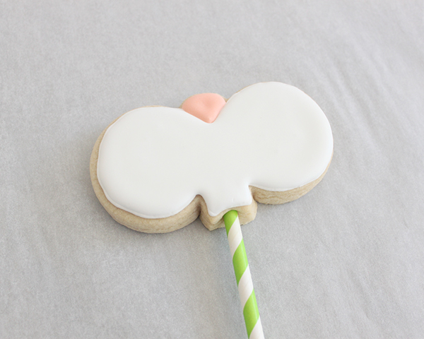 Bunny Face Cookies - how to make sugar cookie pops decorated with adorable bunny faces for Easter | by ellenJAY for TheCakeBlog.com