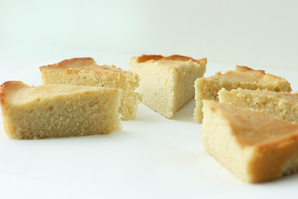 Flour Comparison - side by side comparison of all-purpose, cake flour, pastry flour, bleached and unbleached for cake baking| by Summer Stone for TheCakeBlog.com