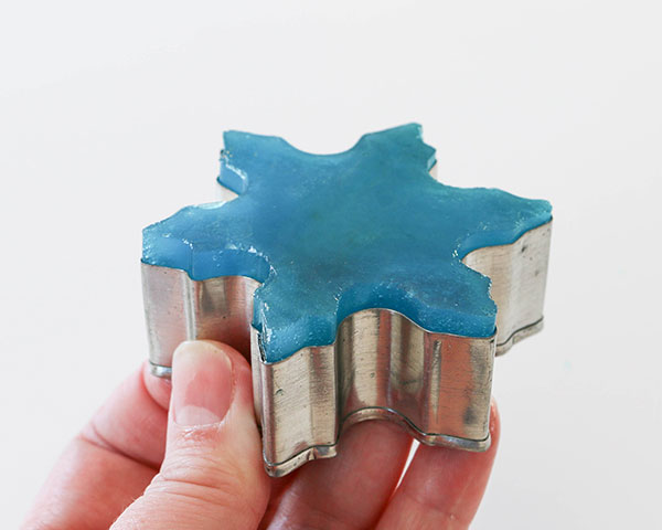 How to make candy snowflakes | by Erin Gardner for TheCakeBlog.com