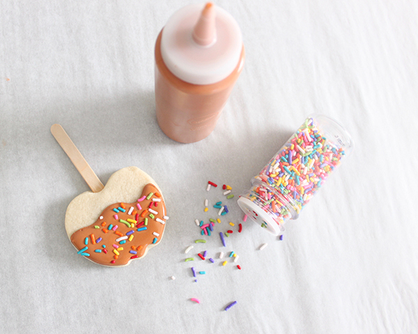 Caramel Apple Cookies - how to decorate caramel apple sugar cookies | by ellenJAY for TheCakeBlog.com