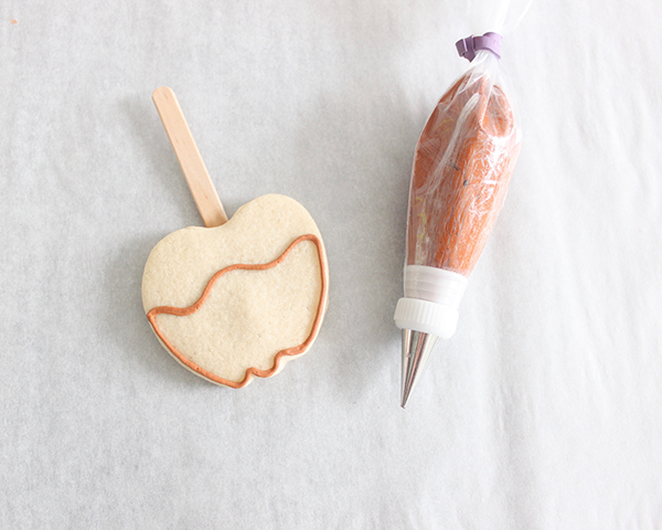 Caramel Apple Cookies - how to decorate caramel apple sugar cookies | by ellenJAY for TheCakeBlog.com