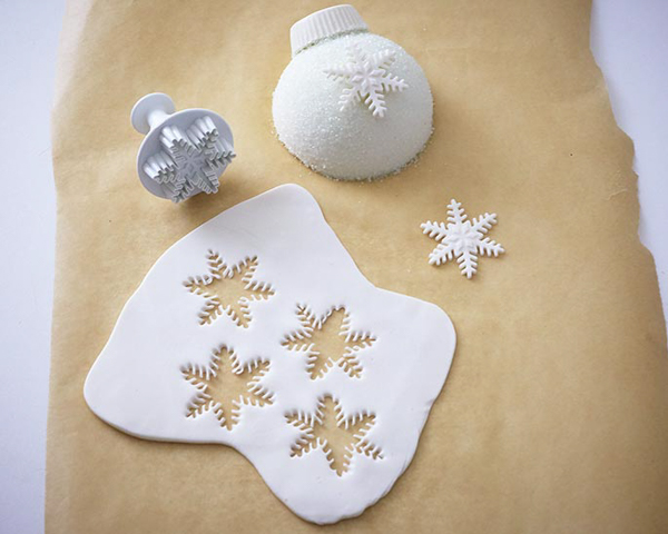 Christmas Ornament Cakes - how to make sparkly, mini ornament cakes for Christmas dessert | by Cakegirls for TheCakeBlog.com