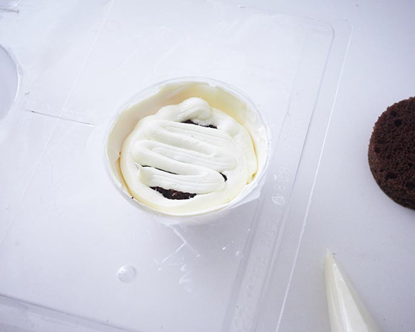 Christmas Ornament Cakes - how to make sparkly, mini ornament cakes for Christmas dessert | by Cakegirls for TheCakeBlog.com