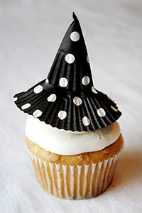 Make these Cupcake Liner Witch Hats for easy Halloween cupcakes | by Carrie Sellman for TheCakeBlog.com