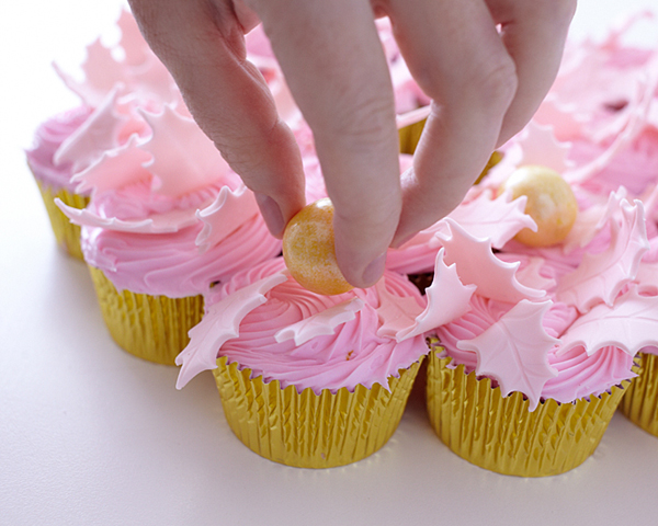 Christmas Cupcake Wreath | by Cakegirls for TheCakeBlog.com