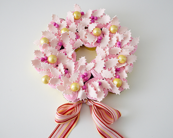 Christmas Cupcake Wreath | by Cakegirls for TheCakeBlog.com