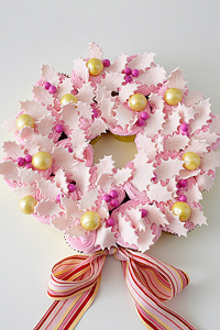 Wow guests with this stress-free dessert | DIY Cupcake Wreath | by Cakegirls for TheCakeBlog.com