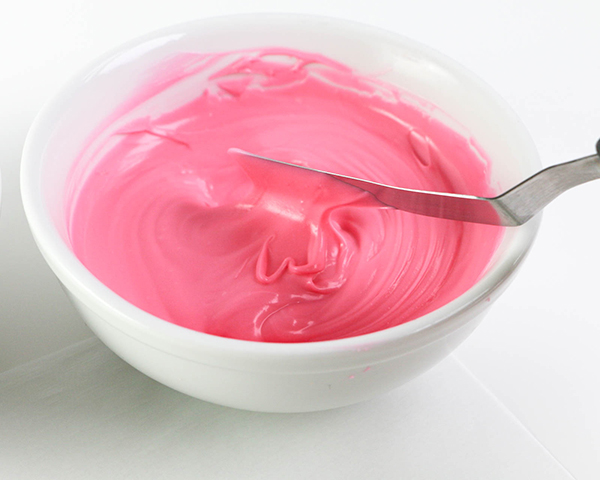 Flamingo Cake - how to make a pink flamingo cake topper using chocolate candy melts and brushstroke feathers | by Erin Gardner for TheCakeBlog.com