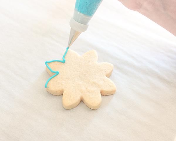 How to make Flower Cookies | by ellenJAY for TheCakeBlog.com