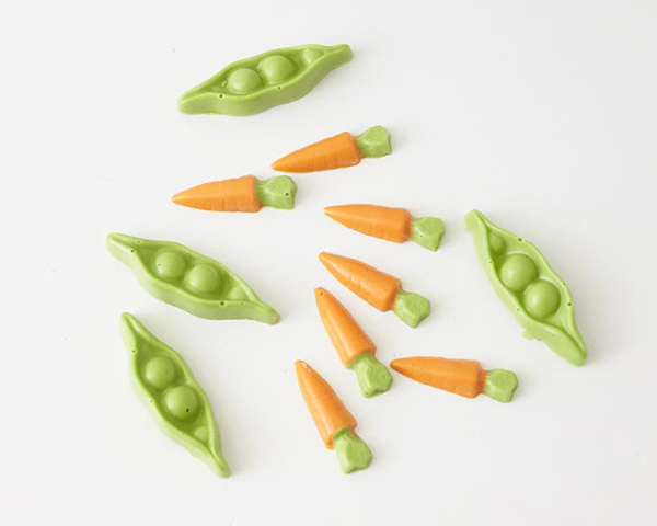 Garden Cupcakes - learn how to make these spring garden themed cupcakes | by Cakegirls for TheCakeBlog.com 