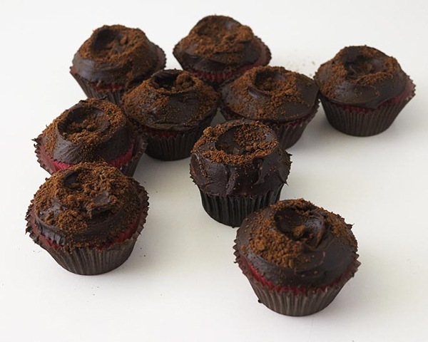 Garden Cupcakes - learn how to make these spring garden themed cupcakes | by Cakegirls for TheCakeBlog.com 