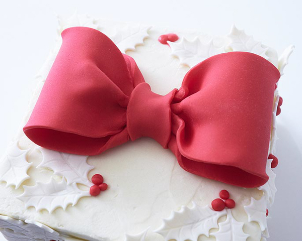 Holly Gift Box Cake! Learn how to make this festive gift box cake that looks just like a present | by Cakegirls for TheCakeBlog.com