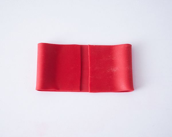 Holly Gift Box Cake! Learn how to make this festive gift box cake that looks just like a present | by Cakegirls for TheCakeBlog.com