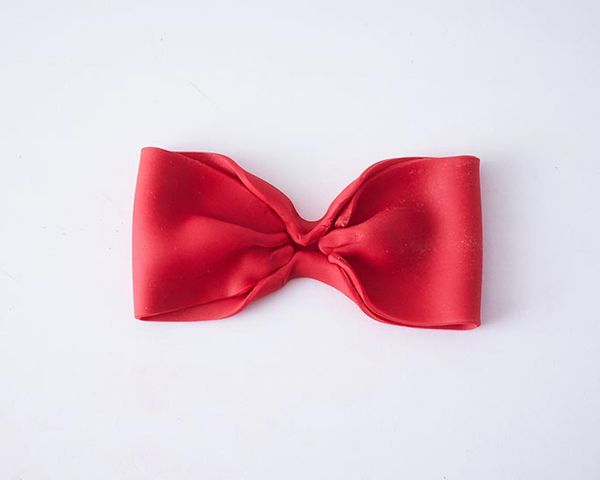 Holly Gift Box Cake! Learn how to make this festive gift box cake that looks just like a present | by Cakegirls for TheCakeBlog.com