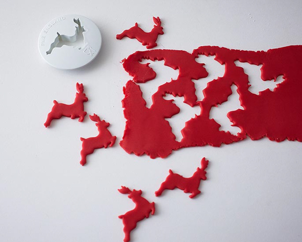 Winter Hat Cake - learn how to make this cozy cake that looks just like a knitted hat | by Cakegirls for TheCakeBlog.com