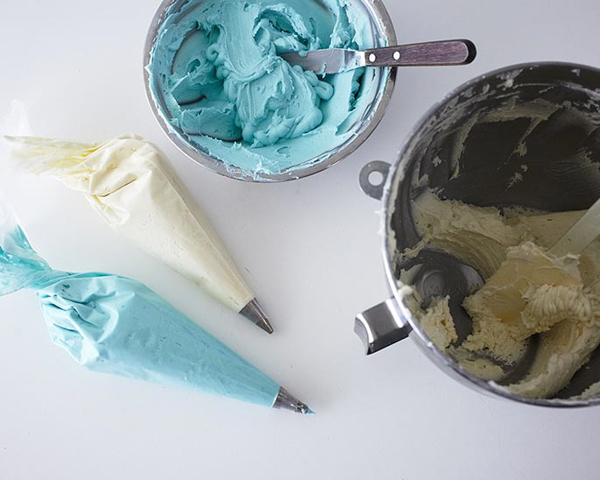 Winter Hat Cake - learn how to make this cozy cake that looks just like a knitted hat | by Cakegirls for TheCakeBlog.com