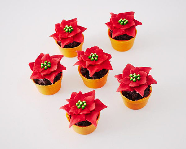 Mini Poinsettia Cakes - festive holiday desserts you can make for Christmas | Cakegirls for TheCakeBlog.com