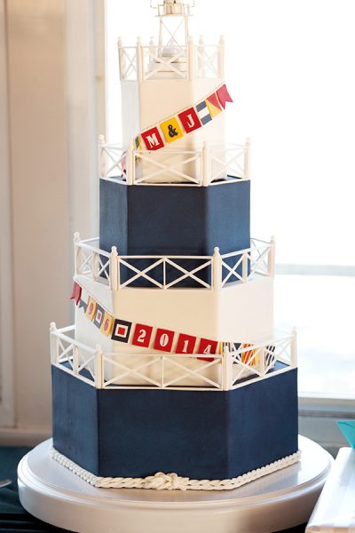 10 Sea-Loving Nautical Cakes