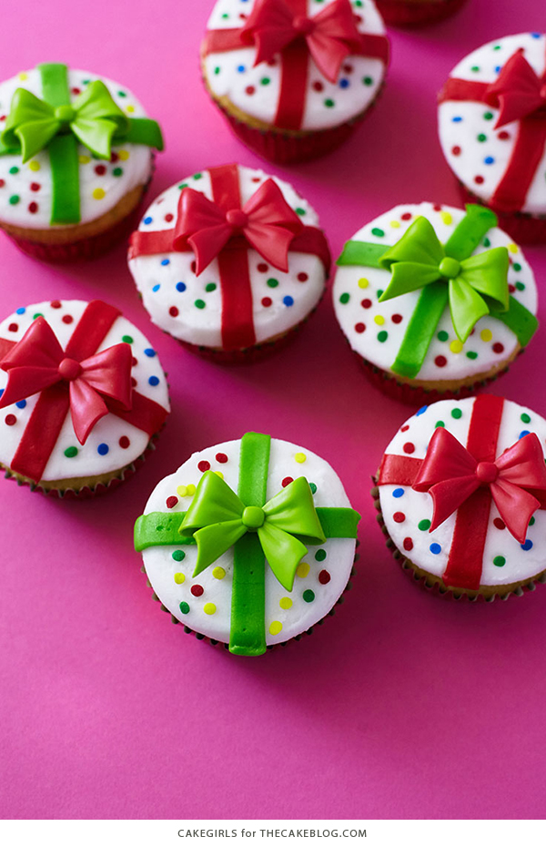 Christmas Present Cupcakes - how to decorate cupcakes to look like a gift box. A quick and easy holiday dessert | by Cakegirls for TheCakeBlog.com
