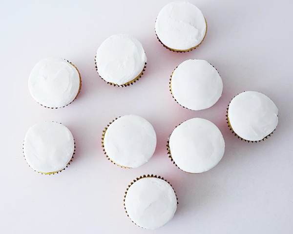 Christmas Present Cupcakes - how to decorate cupcakes to look like a gift box. A quick and easy holiday dessert | by Cakegirls for TheCakeBlog.com