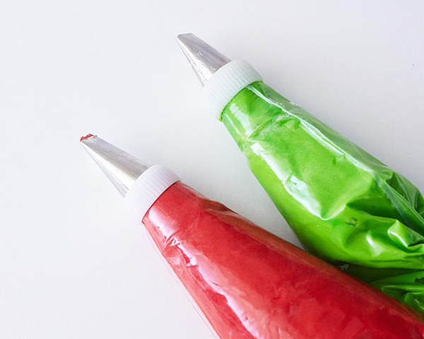 Christmas Present Cupcakes - how to decorate cupcakes to look like a gift box. A quick and easy holiday dessert | by Cakegirls for TheCakeBlog.com