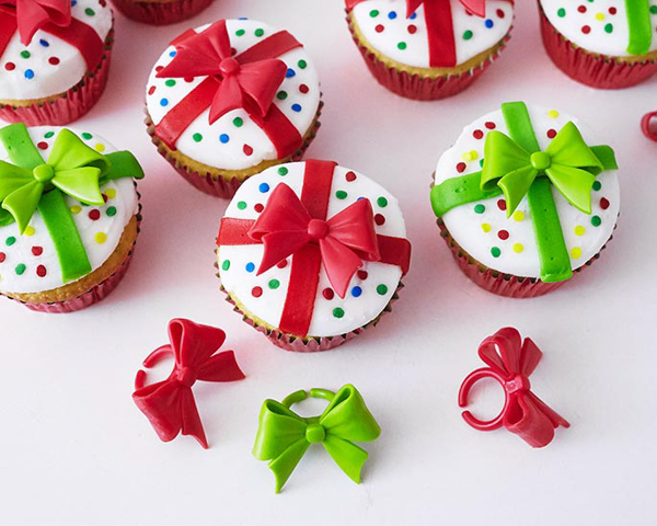 Christmas Present Cupcakes - how to decorate cupcakes to look like a gift box. A quick and easy holiday dessert | by Cakegirls for TheCakeBlog.com