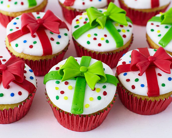 Christmas Present Cupcakes - how to decorate cupcakes to look like a gift box. A quick and easy holiday dessert | by Cakegirls for TheCakeBlog.com