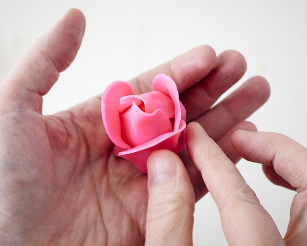 DIY Rose Cake Pops, an adorable dessert for Valentine's Day, Mother's Day and bridal showers | by Cakegirls for TheCakeBlog.com