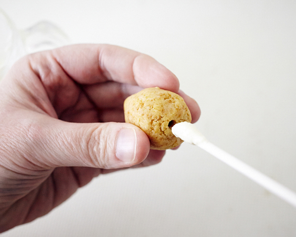DIY Rose Cake Pops, an adorable dessert for Valentine's Day, Mother's Day and bridal showers | by Cakegirls for TheCakeBlog.com