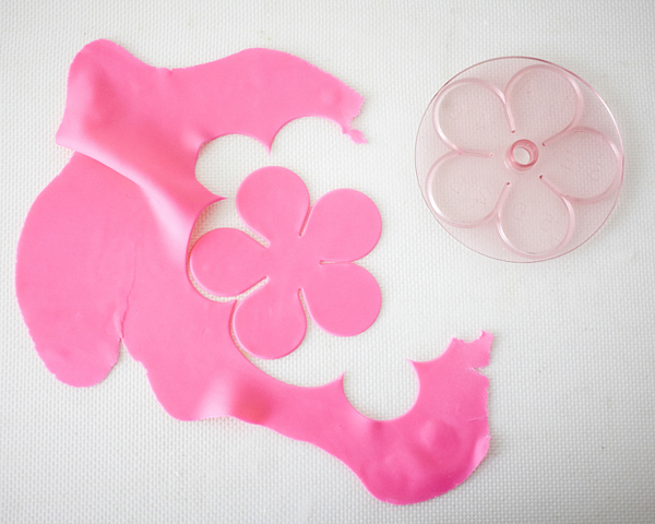 DIY Rose Cake Pops, an adorable dessert for Valentine's Day, Mother's Day and bridal showers | by Cakegirls for TheCakeBlog.com