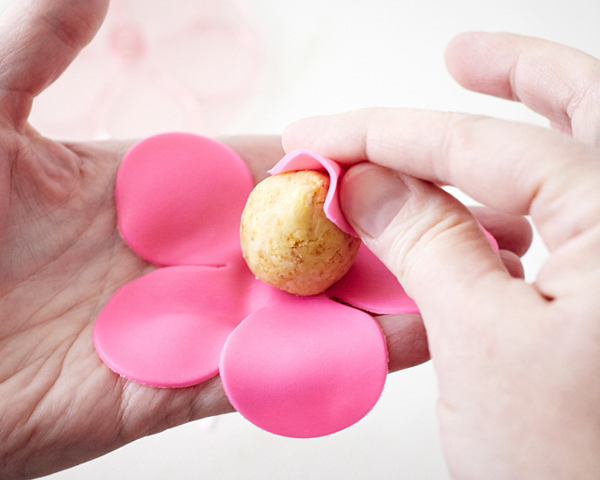 DIY Rose Cake Pops, an adorable dessert for Valentine's Day, Mother's Day and bridal showers | by Cakegirls for TheCakeBlog.com