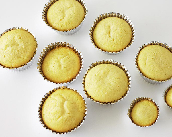 Ski Scene Cupcakes are a wintry dessert that's super easy to create at home for winter birthdays and snow themed parties. By Cakegirls for TheCakeBlog.com