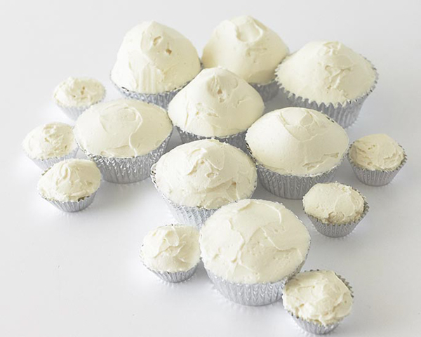 Ski Scene Cupcakes are a wintry dessert that's super easy to create at home for winter birthdays and snow themed parties. By Cakegirls for TheCakeBlog.com