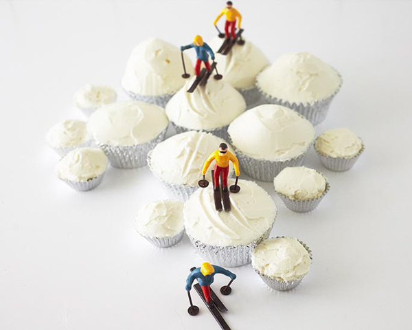 Ski Scene Cupcakes are a wintry dessert that's super easy to create at home for winter birthdays and snow themed parties. By Cakegirls for TheCakeBlog.com