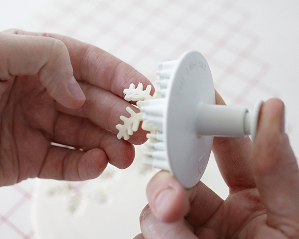 Winter Wonderland Snowflake Cake | by Cakegirls for TheCakeBlog.com