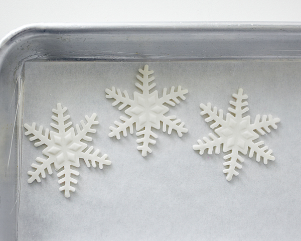 Winter Wonderland Snowflake Cake | by Cakegirls for TheCakeBlog.com