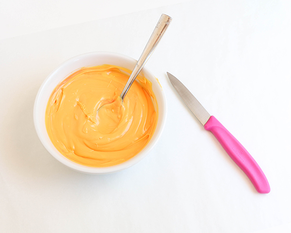 Sunflower Cake - how to make gorgeous sunflower cake decorations using melted chocolate | by Erin Gardner for TheCakeBlog.com