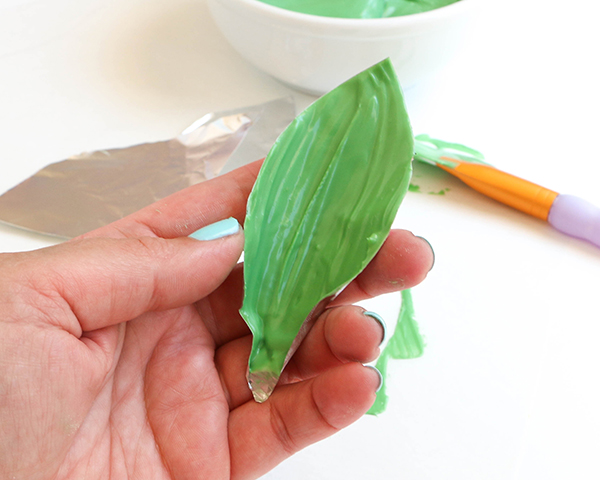 Sunflower Cake - how to make gorgeous sunflower cake decorations using melted chocolate | by Erin Gardner for TheCakeBlog.com