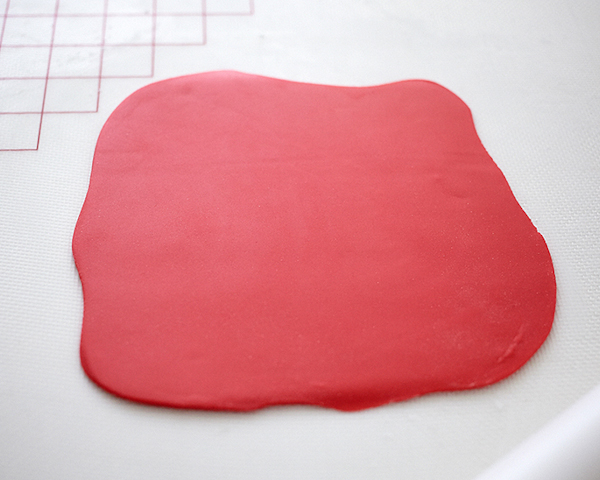 How to make a Valentine's Chocolate Candy Box Cake | by Cakegirls on TheCakeBlog.com