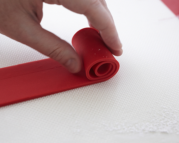 How to make a Valentine's Chocolate Candy Box Cake | by Cakegirls on TheCakeBlog.com