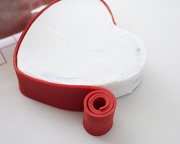 How to make a Valentine's Chocolate Candy Box Cake | by Cakegirls on TheCakeBlog.com