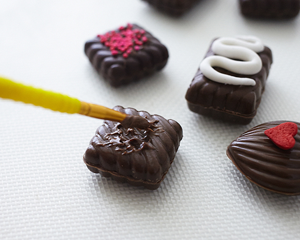 How to make a Valentine's Chocolate Candy Box Cake | by Cakegirls on TheCakeBlog.com