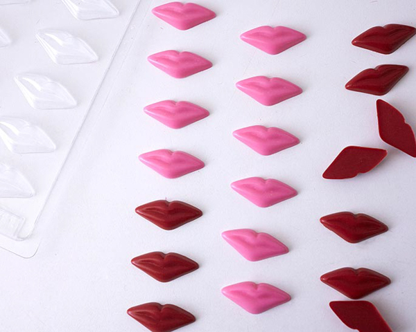 XOXO Valentine's Day Cake - how to make a pink ombre striped cake decorated with chocolate lips, hearts and an XOXO topper | by Cakegirls for TheCakeBlog.com